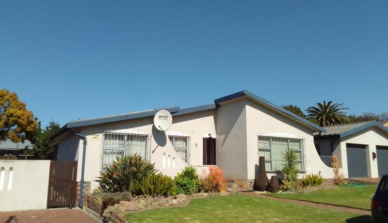 3 Bedroom Property for Sale in Oakglen Western Cape